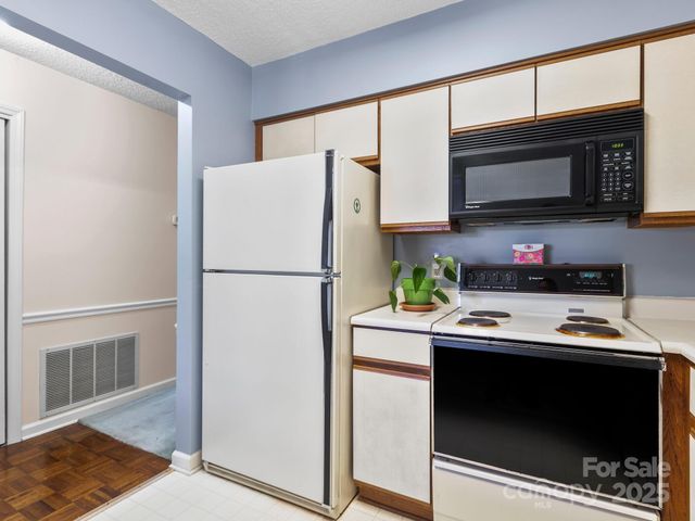 2604 Vineyard Boulevard, Asheville, NC 28805