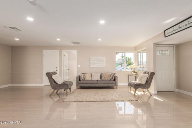 5528 W CAROL Avenue, Glendale, AZ 85302