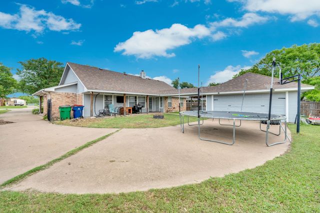 141 Country Drive, Waxahachie, TX 75165