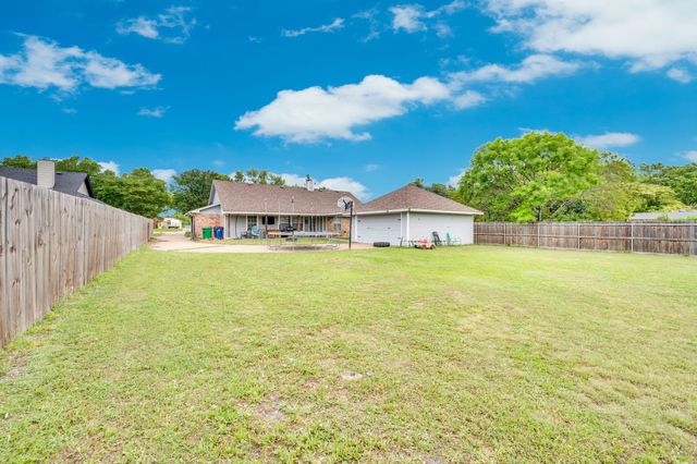 141 Country Drive, Waxahachie, TX 75165