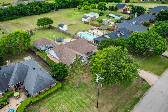 141 Country Drive, Waxahachie, TX 75165