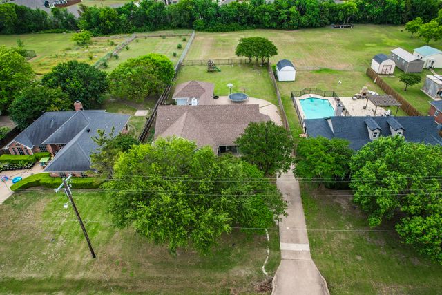 141 Country Drive, Waxahachie, TX 75165