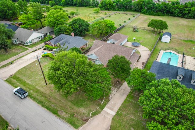 141 Country Drive, Waxahachie, TX 75165