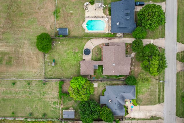 141 Country Drive, Waxahachie, TX 75165
