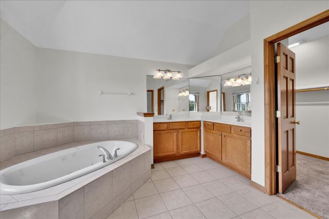 24963 Heritage Oaks Drive, Plainfield, IL 60585
