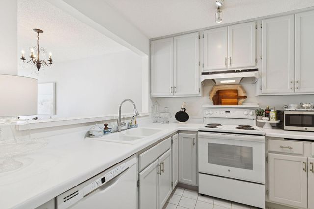 2425 Upland Lane N F, Plymouth, MN 55447