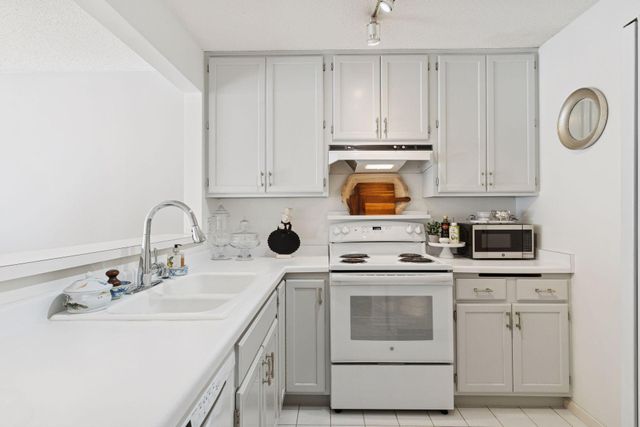 2425 Upland Lane N F, Plymouth, MN 55447