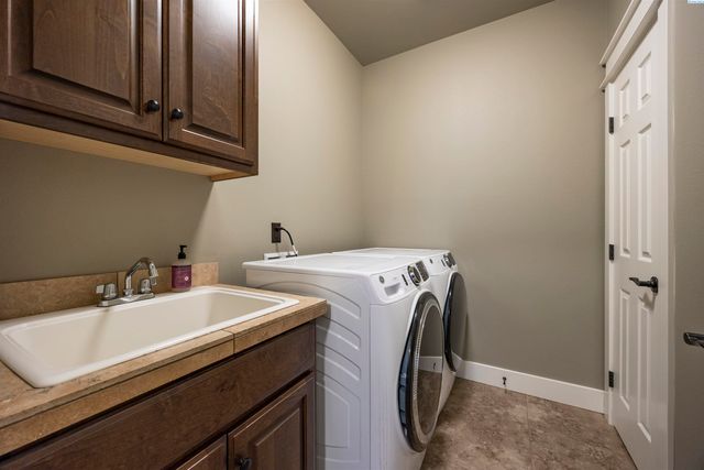 4802 Meadow View Drive, Pasco, WA 99301