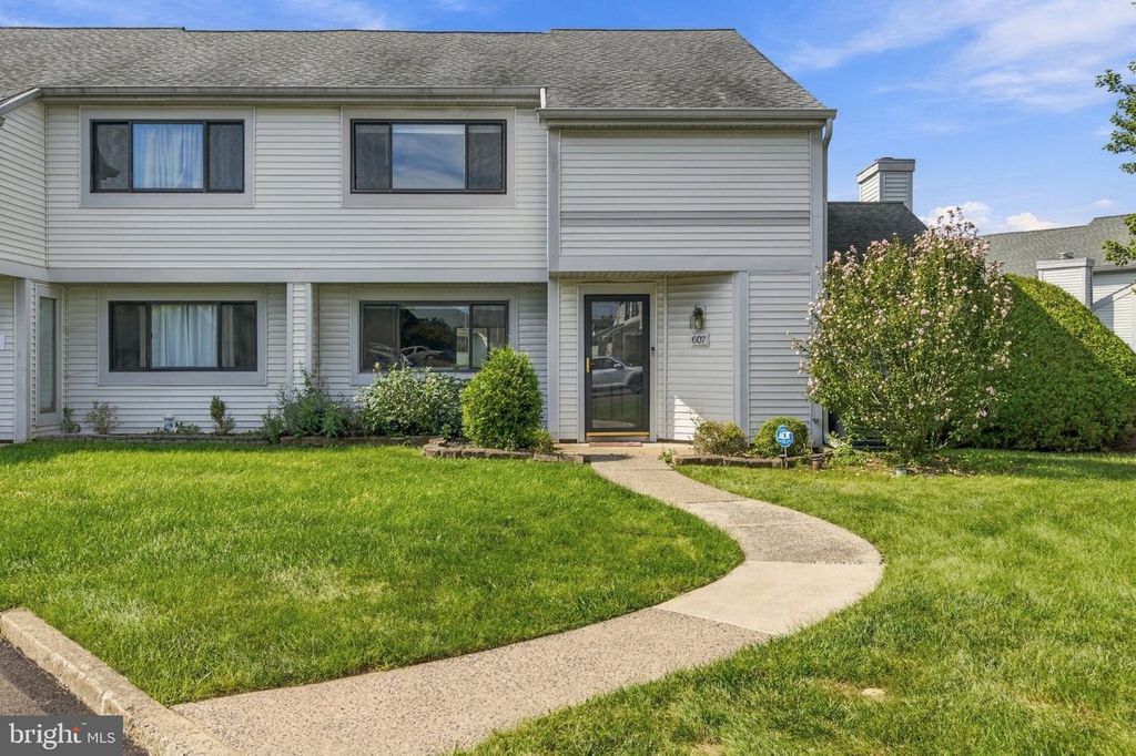 607 FREEDOM CIR #328, HARLEYSVILLE, PA 19438 — exterior