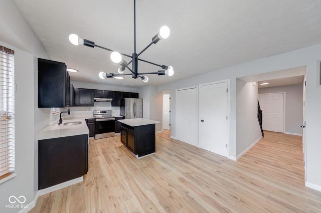 2042 Thousand Oaks Boulevard, Indianapolis, IN 46214