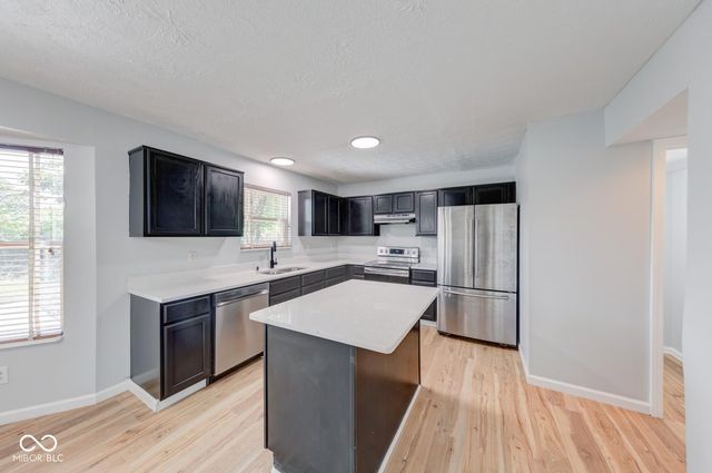 2042 Thousand Oaks Boulevard, Indianapolis, IN 46214