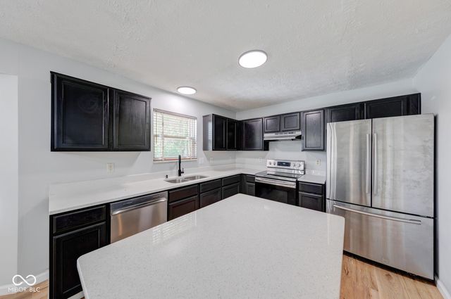 2042 Thousand Oaks Boulevard, Indianapolis, IN 46214