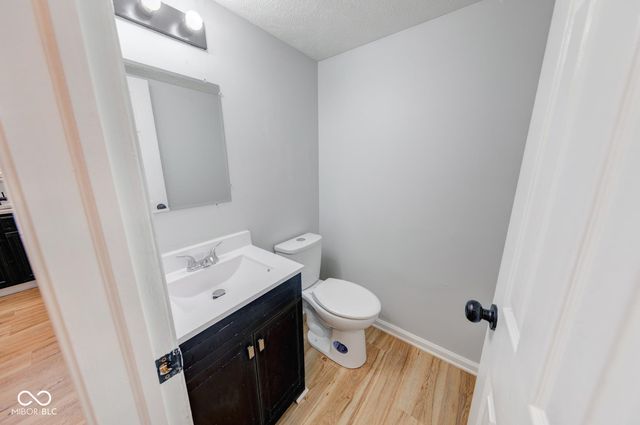 2042 Thousand Oaks Boulevard, Indianapolis, IN 46214