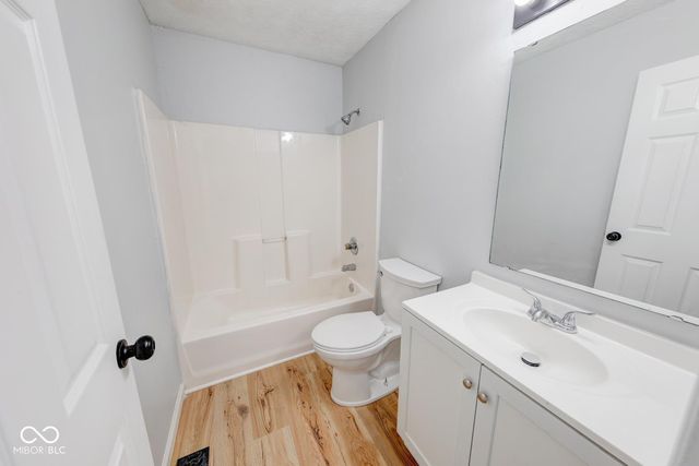 2042 Thousand Oaks Boulevard, Indianapolis, IN 46214