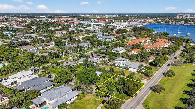 709 Broad Ave S, Naples, FL 34102