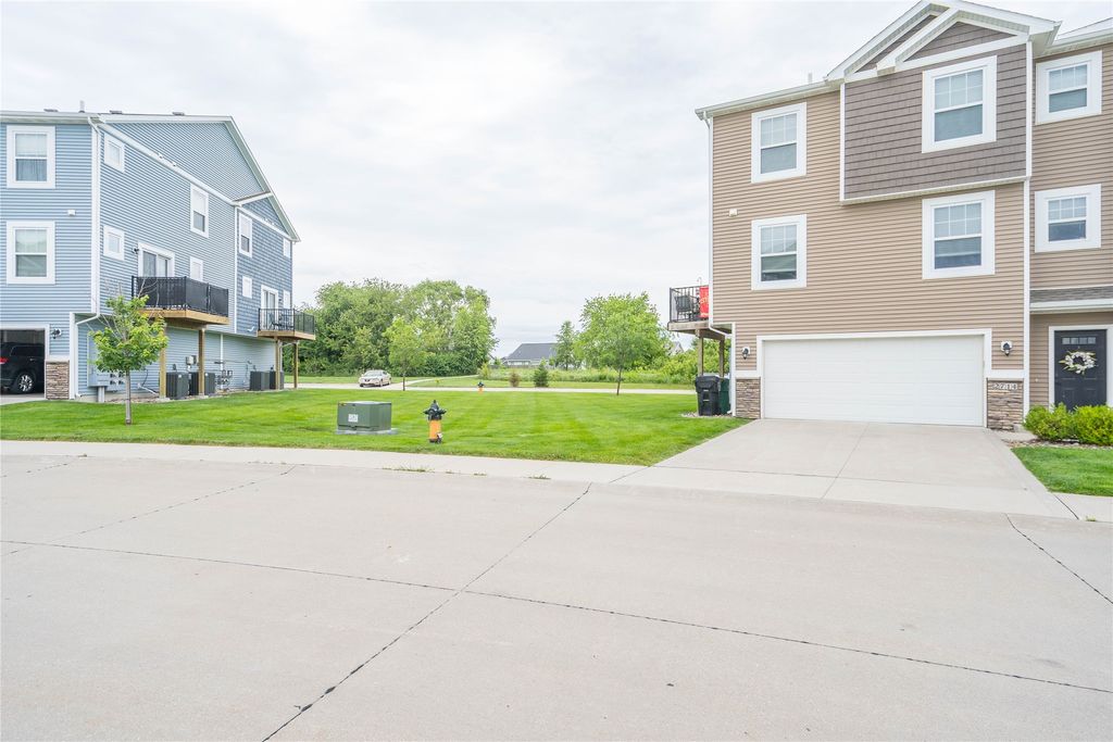 2714 NW Lois Lane, Ankeny, IA 50023
