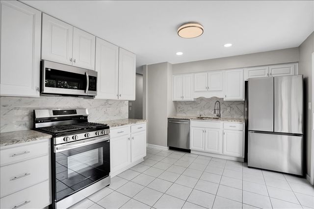4255 Dixon Drive, Hoffman Estates, IL 60192