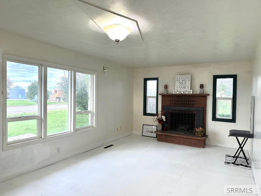 Image 5 of property listing at 499 N 400 E, Firth, ID 83236