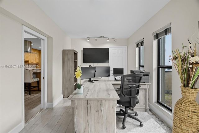 11521 NW 23rd St, Plantation, FL 33323