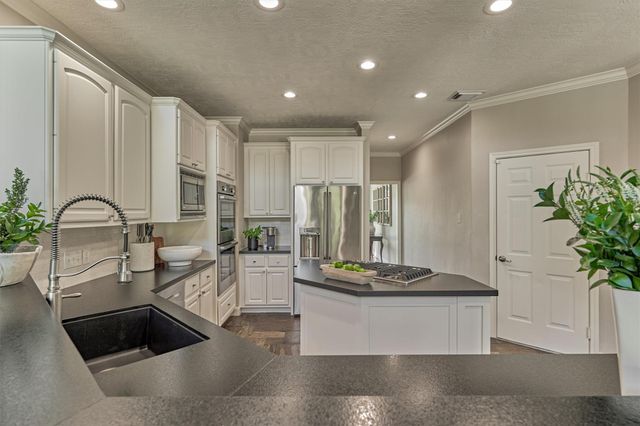 170 N Hazelcrest Circle, The Woodlands, TX 77382