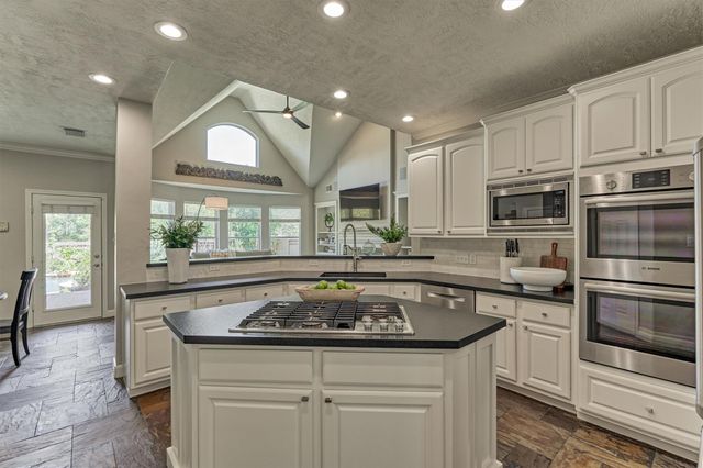 170 N Hazelcrest Circle, The Woodlands, TX 77382