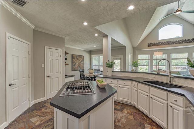 170 N Hazelcrest Circle, The Woodlands, TX 77382