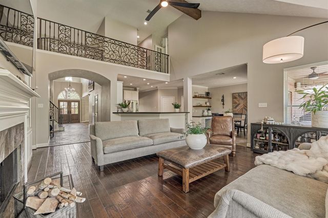 170 N Hazelcrest Circle, The Woodlands, TX 77382