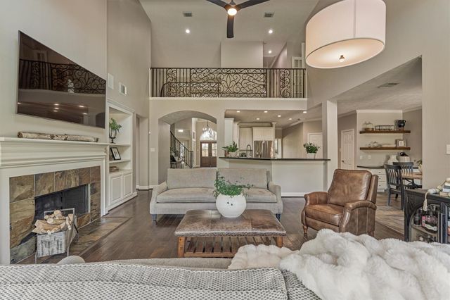 170 N Hazelcrest Circle, The Woodlands, TX 77382