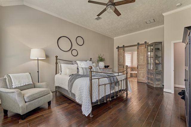 170 N Hazelcrest Circle, The Woodlands, TX 77382