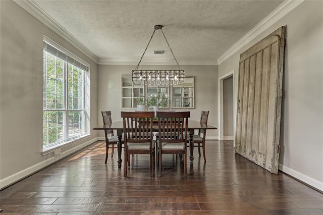 170 N Hazelcrest Circle, The Woodlands, TX 77382