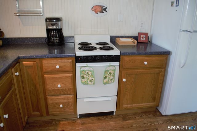 10 Hartford Avenue, Old Lyme, CT 06371