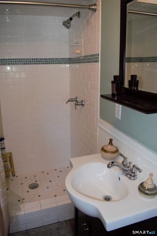 10 Hartford Avenue, Old Lyme, CT 06371