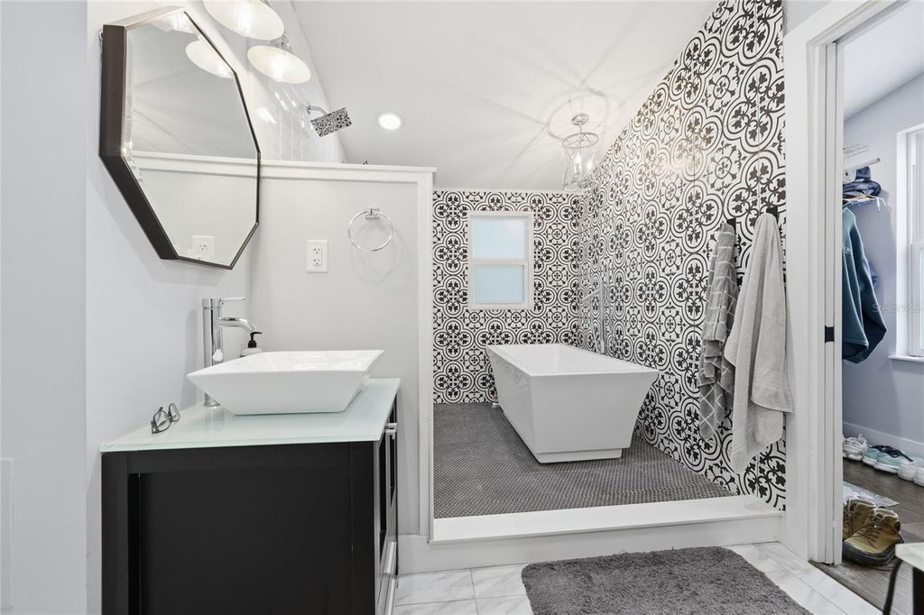 Image 37 of property listing at 403 NE 9 STREET, Gainesville, FL 32601