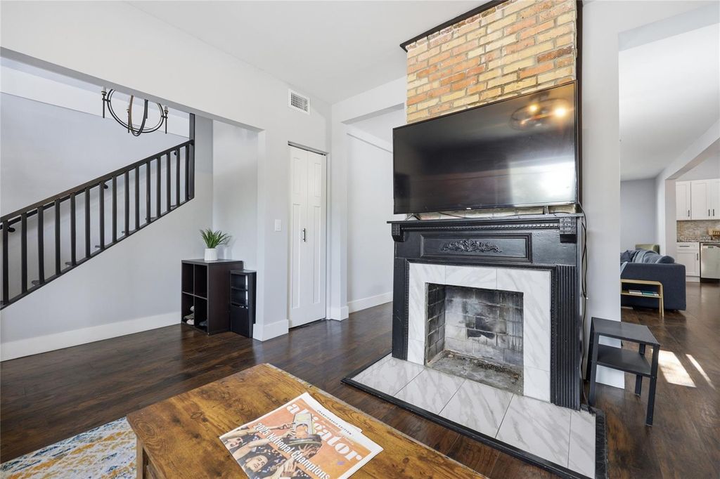 Image 6 of property listing at 403 NE 9 STREET, Gainesville, FL 32601