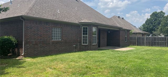 5301 S Stone Bay Court, Rogers, AR 72758