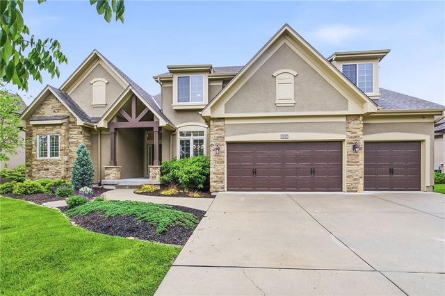 1637 NE Woodland Shores Drive, Lee's Summit, MO 64086
