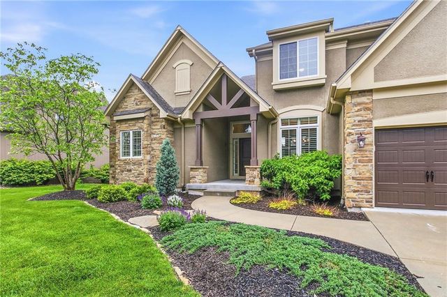1637 NE Woodland Shores Drive, Lee's Summit, MO 64086
