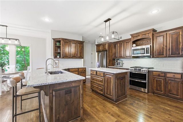 1637 NE Woodland Shores Drive, Lee's Summit, MO 64086