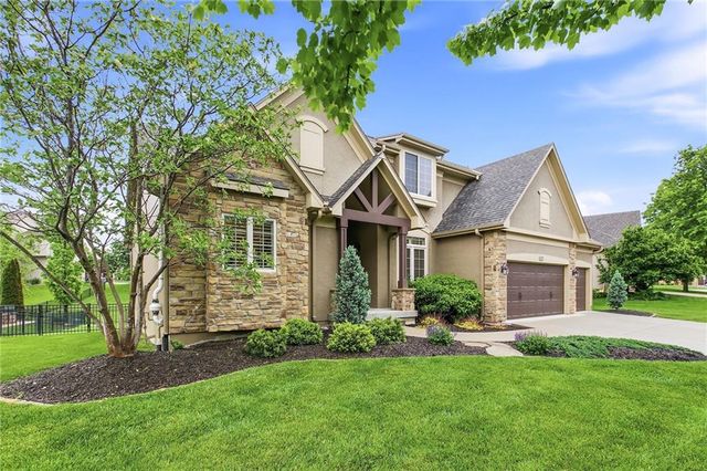 1637 NE Woodland Shores Drive, Lee's Summit, MO 64086