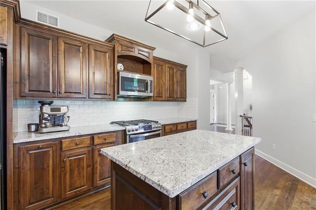 1637 NE Woodland Shores Drive, Lee's Summit, MO 64086