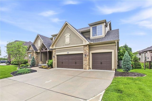 1637 NE Woodland Shores Drive, Lee's Summit, MO 64086