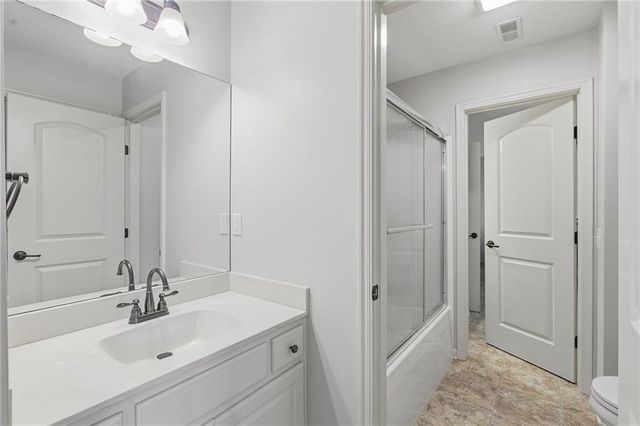 1637 NE Woodland Shores Drive, Lee's Summit, MO 64086