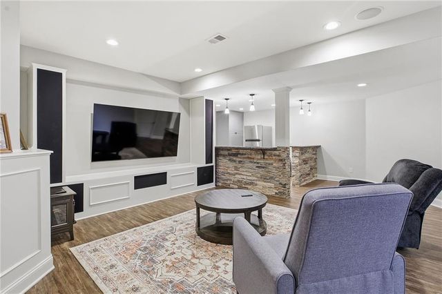 1637 NE Woodland Shores Drive, Lee's Summit, MO 64086