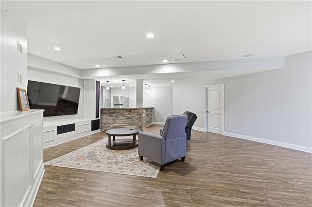 1637 NE Woodland Shores Drive, Lee's Summit, MO 64086
