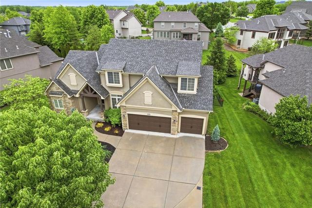 1637 NE Woodland Shores Drive, Lee's Summit, MO 64086