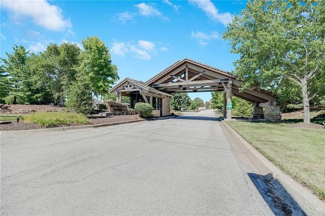 1637 NE Woodland Shores Drive, Lee's Summit, MO 64086
