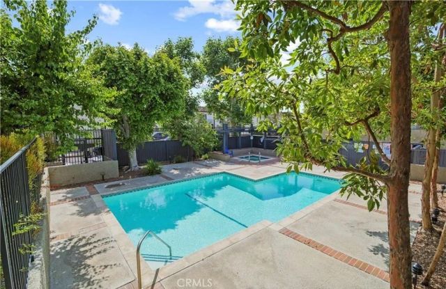 21000 Bryant Street 6, Canoga Park, CA 91304