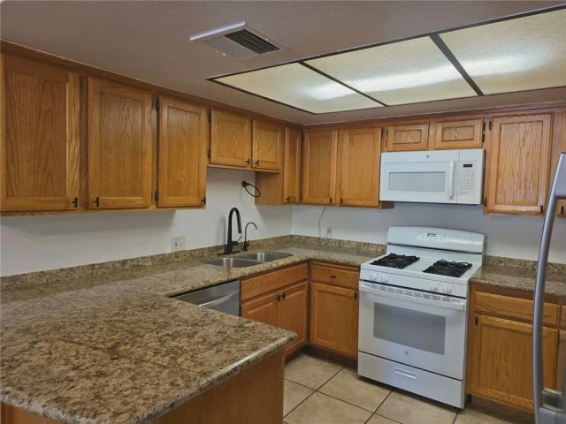 21000 Bryant Street 6, Canoga Park, CA 91304