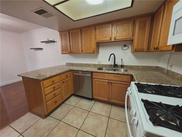 21000 Bryant Street 6, Canoga Park, CA 91304
