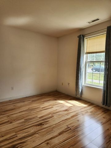 491 Mammoth Rd 9, Londonderry, NH 03053